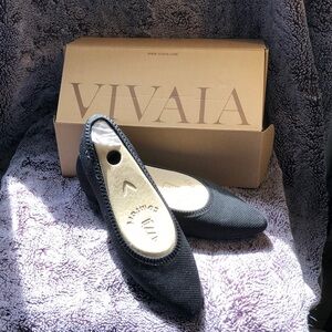 Vivaia Women's Black Flats